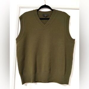 Vince Men's V-Neck Olive Sweater Vest - size medium. Never been worn!